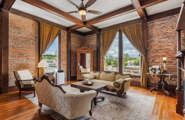 Elegant 1BR Loft in Historic Downtown Newberg – The 1888