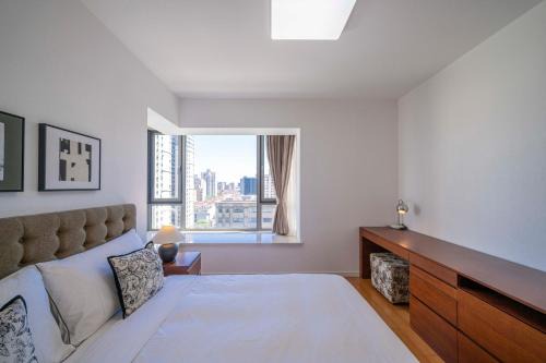 Elegant 2 Bedroom Apartment Walk to Xujiahui Malls