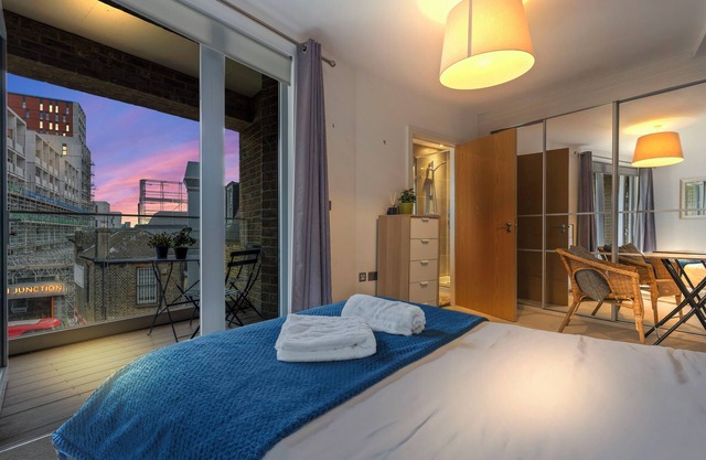 Elegant 3 Bed Apartment Near Many Attractions