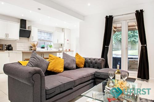 Elegant 3BR Home - Hot Tub - Near Castle, QMC - City Centre & Trent Bridge - Free WiFi & Parking - Sleeps 6