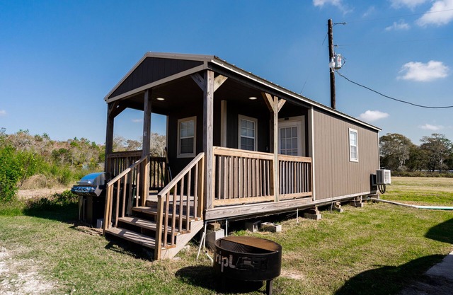 Elegant Cabin w/stone fireplace & custom walk-in shower