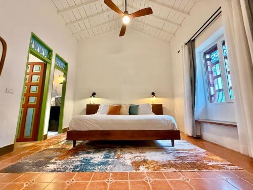 Elegant Colonial Walkable Casa