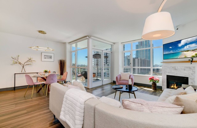 Elegant Discovery Condo with beautiful views! Quiet downtown neighborhood.