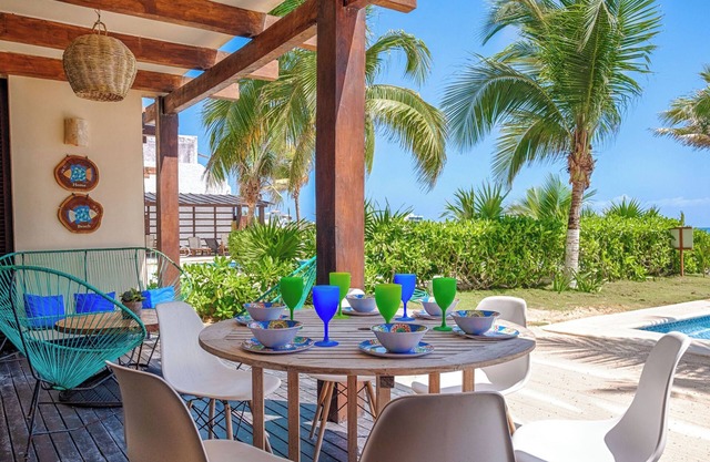 Elegant ground level beachfront condo with pool access, AC and WiFi!