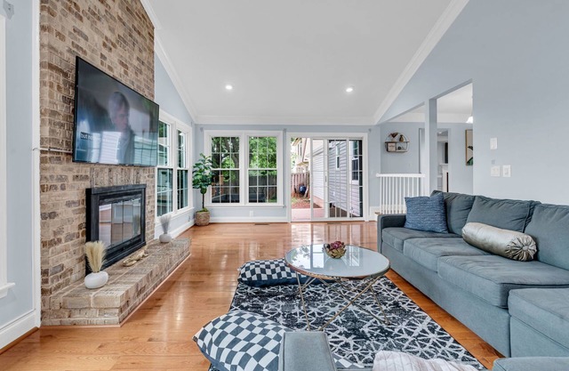 Elegant Home- City View/IAD Airport/Prime Location