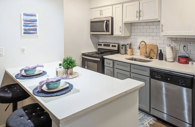 Elegant Oasis Studio Retreat Central Safe Location WiFi, AC,