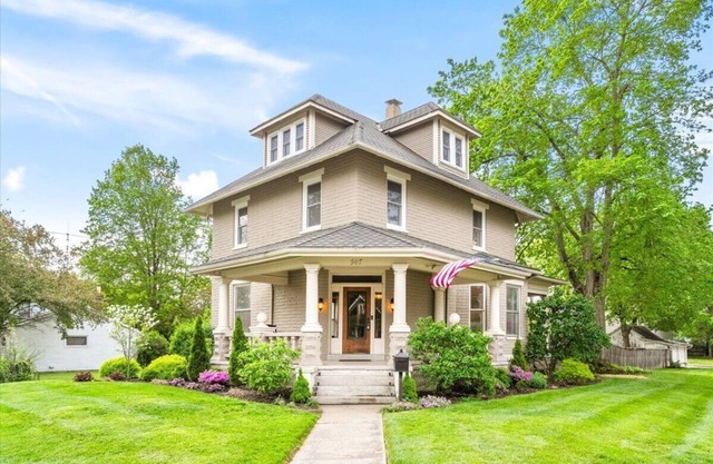 Elegant & spacious 4 bedroom historic home minutes from both airports