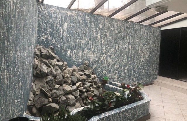 Elegant/spacious residence conveniently located 15 mins. from Cajas & downtown.