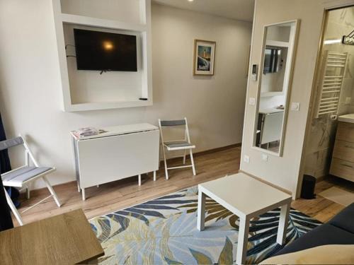 Elegant studio, 2-4 people, WiFi, pool, parking
