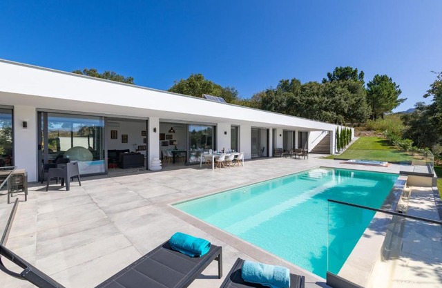 Elegant Villa with infinity pool & hot tub