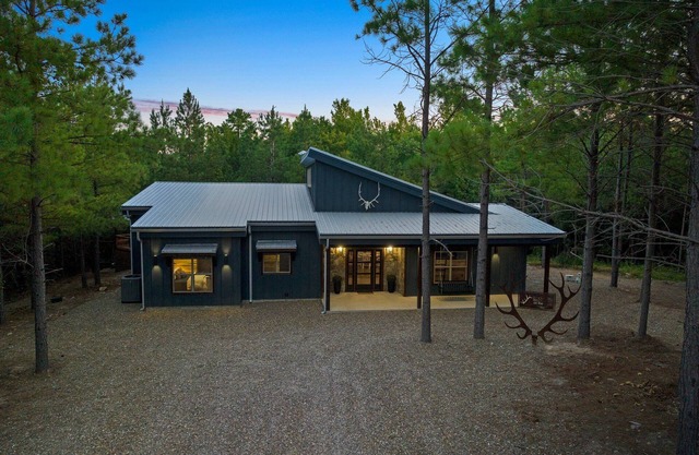 Elkhorn on the Creek-Rustic Gem on the Creek. Pet Friendly!