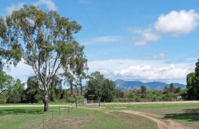 Elliot River Retreat, Riverside Walks & Fishing, Large Pet Friendly Fenced Yard