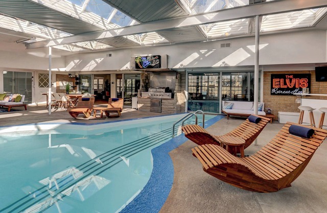 Elvis Retreat Heated Pool Mins from Arrowhead