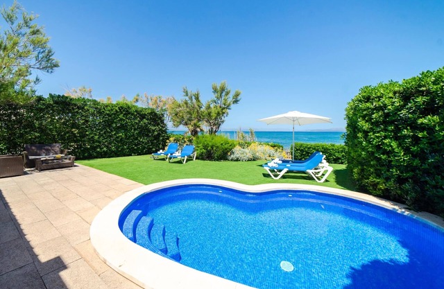 EMBAT - Seafront house with garden, pool and bbq.