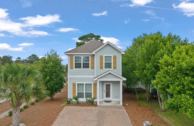 Emerald Beach Cottage, Walk to the Beach!