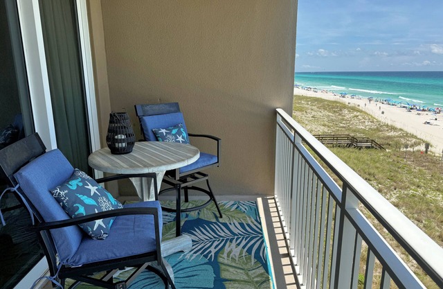 Emerald Beach 4th Fl. Beachfront Balcony. Family Friendly. Food. Bar. Starbucks.