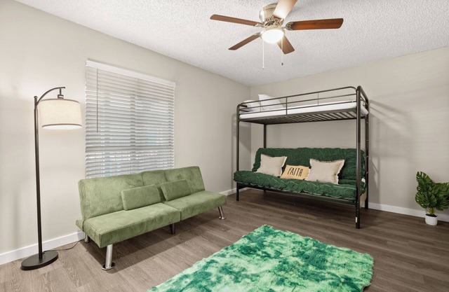 Emerald Gem Suite sleeps 6 w/Pool & Free Parking SOCO