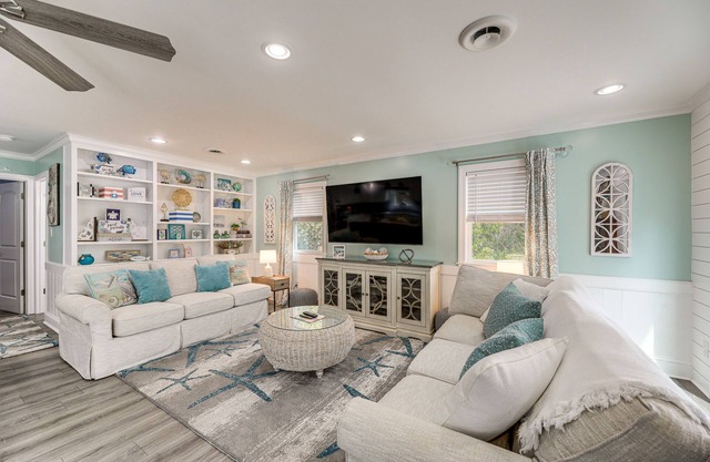 Emerald Isle Beach House: Walk to the Sand!