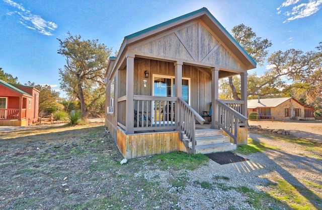 Emily Ann Cabin with Swimming Pool Access!