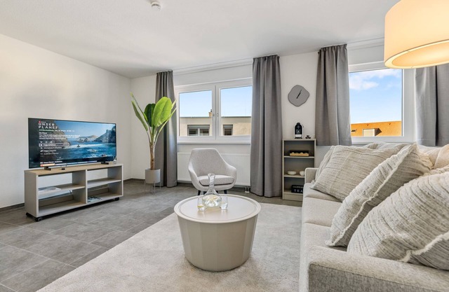 EMPiRE: New town center | City | Smart TV