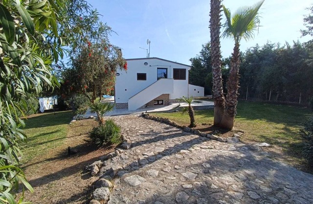 Enchanting Private Villa with Expansive Garden, Private Pool, and FREE WiFi