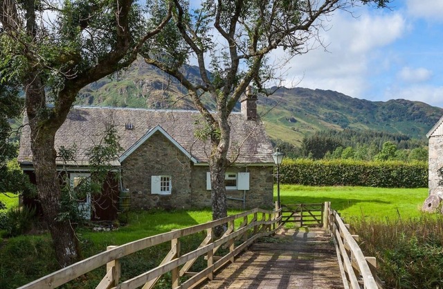 Enchanting rustic cottage w/stunning views & river