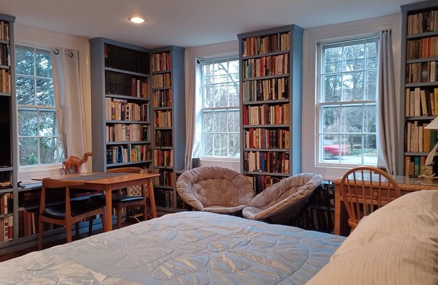 Enjoy 400 sf Suite with private exterior entrance, kitchen and bathroom.