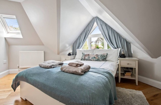 Enjoy cosy comforts and local pub and restaurant discounts in the heart of Brockenhurst