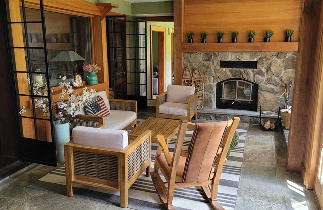 Enjoy The hidden Gem Villa! New York's Vibrant & Colorful spring season Awaits!