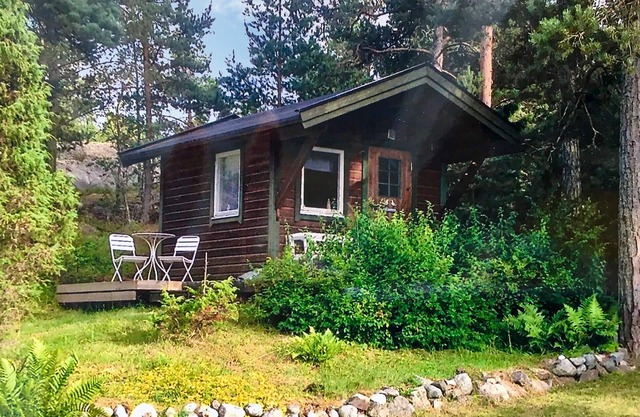 Enjoy this cozy vacation accommodation, with partial sea views, on the car-free island of Norrö.