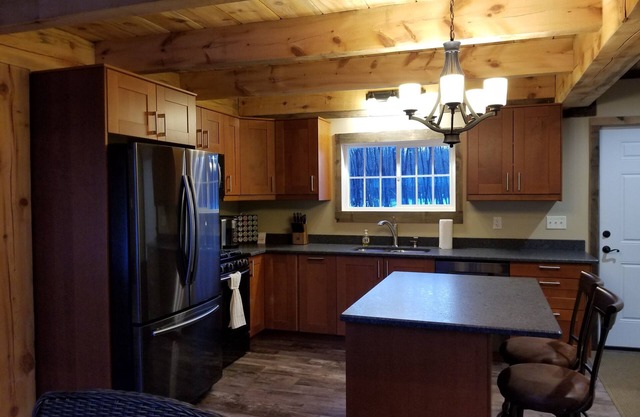 ENJOY this New Construction! Private! Rustic! Mollie Lake Cabin! No SMOKING/PETS
