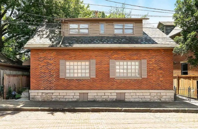 Enjoy your stay in this cozy, newly renovated condo in the heart of German Village