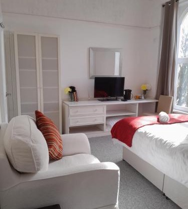 Ensuite room near Singleton Hospital, beach 8