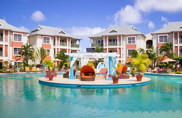 Ensuring a Very Comfortable & Memorable Stay! Two Units, Pool, Free Parking!