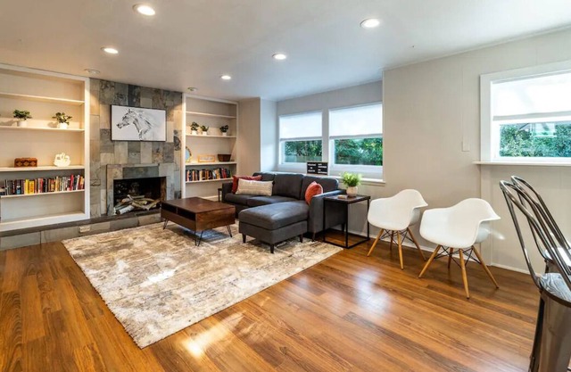 Entire Central ATX Home - Sleeps 10 - W/D - NEW