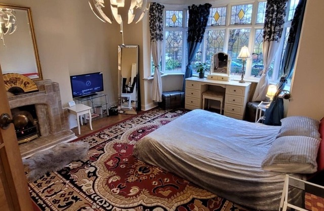 Entire flat/quiet/near Heathrow Airport/3mins walk to Thames/Victorian/fireplace