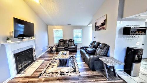 Entire house 3 bedroom 1 and half bathroom Warm haven minutes from downtown