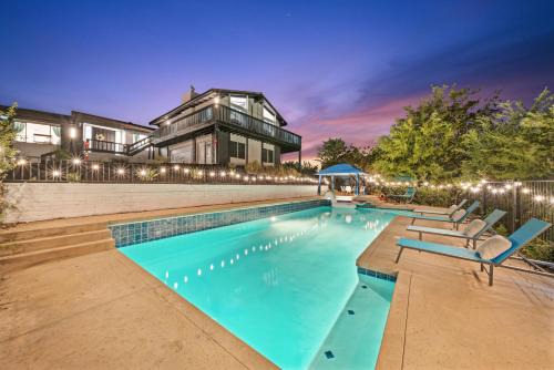 Entire Private Grand View, King Bed, Spacious, Parking, Available Now