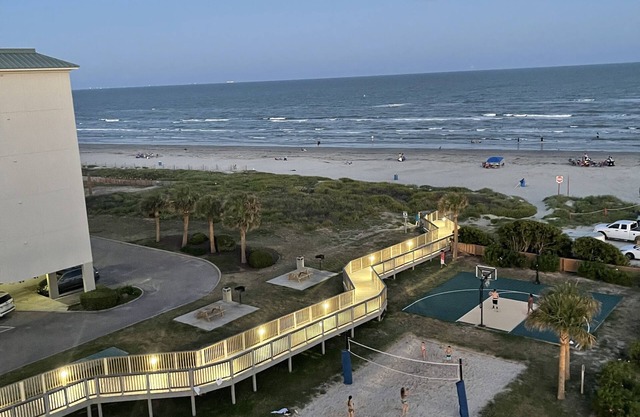 Entire Resort Condo 2bed/2Bath sleeps 8 w/infinity pool overlooking the beach