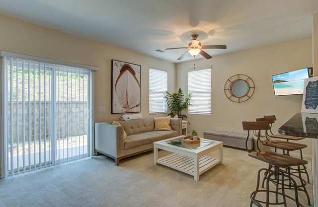 Entire townhome minutes from downtown Summerville