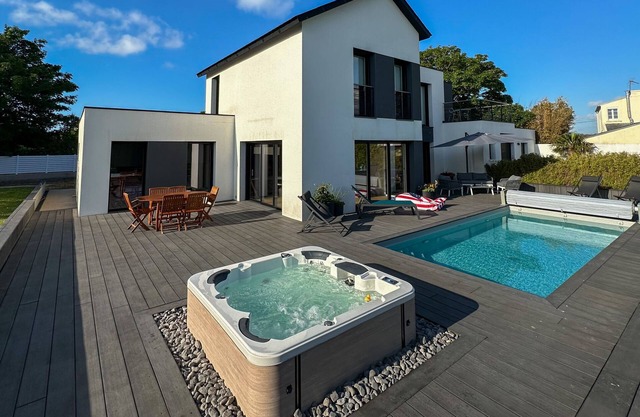 EOR GLAS - Villa with pool and spa near the sea