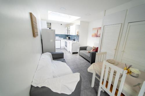 Equipped Studios in Guest House next to UOB and QE close to City!