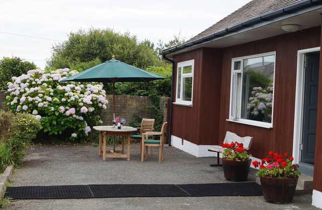 Erw - Beach 200 yards, beautiful mountain views from property (2 night minimum)