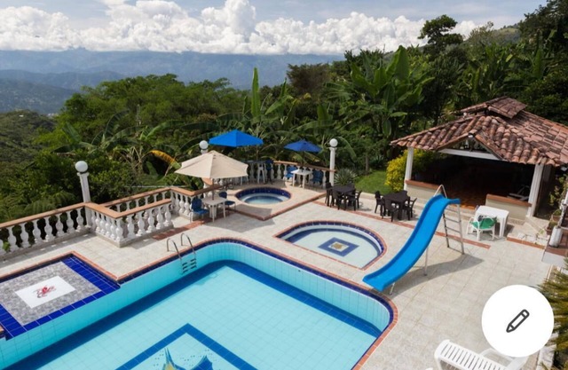 Escápate a una Finca acogedora en San Jerónimo con piscina, jacuzzi y más.