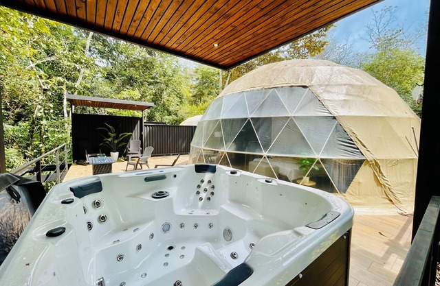 Escápate al paraíso Domos con jacuzzi y terraza privada dentro de la naturaleza