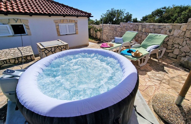Escape holiday house A, jacuzzi, island Drvenik Mali