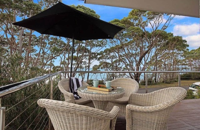 Escape to Hyams Beach - 5BR home with water views