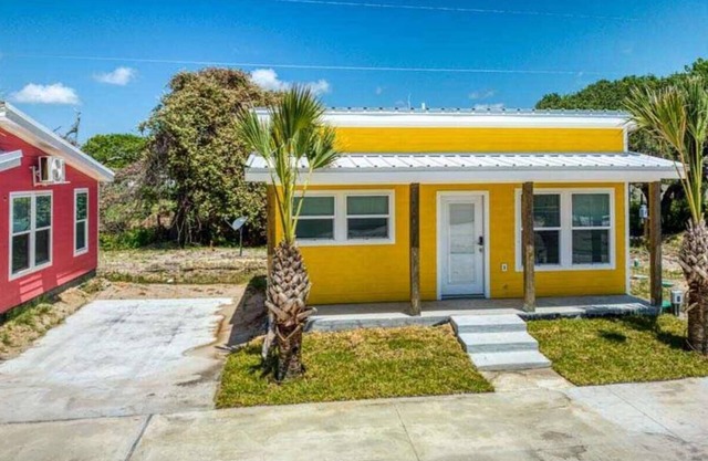 Escape to our cozy 2 bedroom cabin in Aransas Pass, perfect for families of up to 6