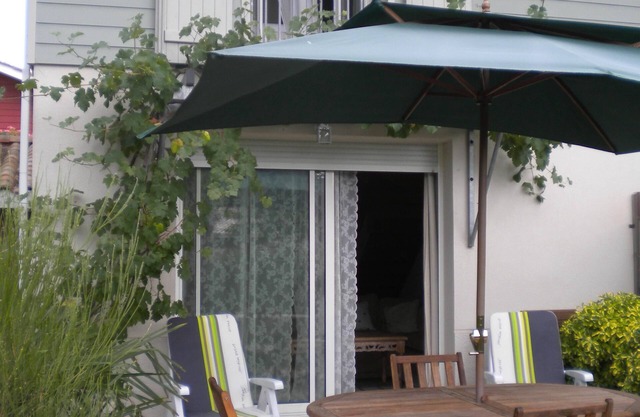 Escape to this beautiful setting for beaches, lakes, golf, walking, cycling.