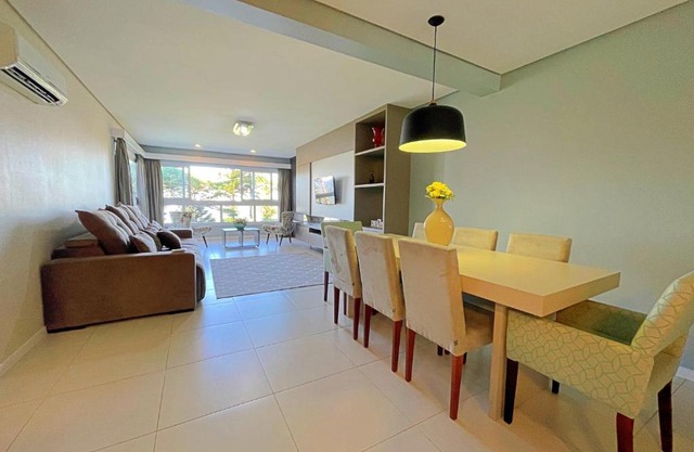 Espaçoso apto no Centro de Gramado